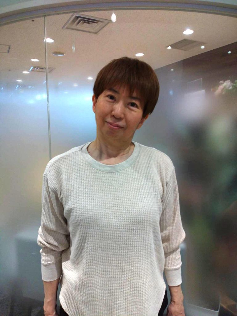 水野恵実さん（私服・サロン内立ち姿）