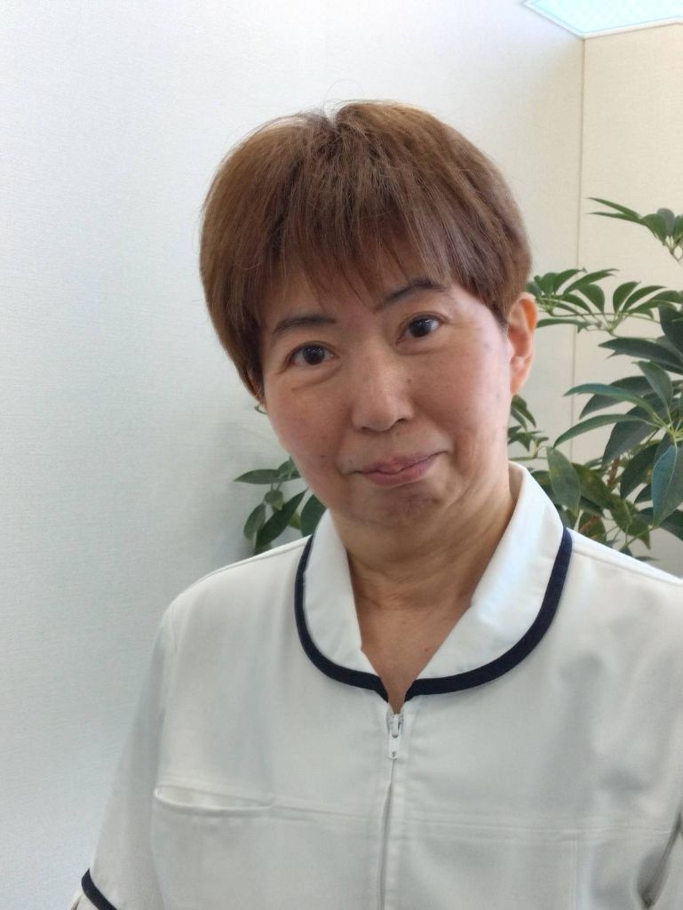 水野恵実さん（制服姿・笑顔）